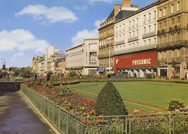 Cartes Postales Pop et  Kitsch des années 50, 70 et 70 - Douceur de vivre : RENNES (Ille-et-Vilaine) Place de la République Les Jardins sur la Vilaine