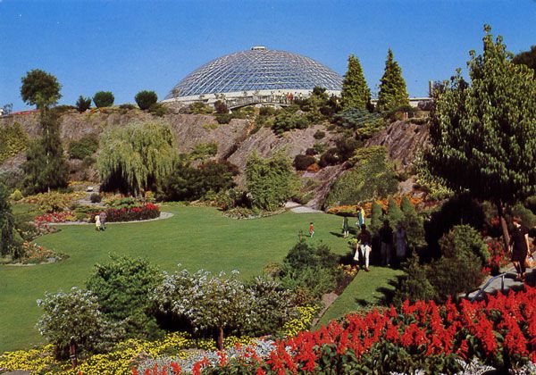 Cartes Postales Pop et  Kitsch des années 50, 70 et 70 - Pop and kitsch vintage postcards from the fifties, the sixties and the seventies : BLOEDEL CONSERVATORY Queen Elisabeth Park, Vancouver, B.C., Canada. This triodetic dome structure is unique in providing three separate climatic zones under one roof - tropical - desert - and rain forest. Featuring plant material and seasonal displays from around the world.