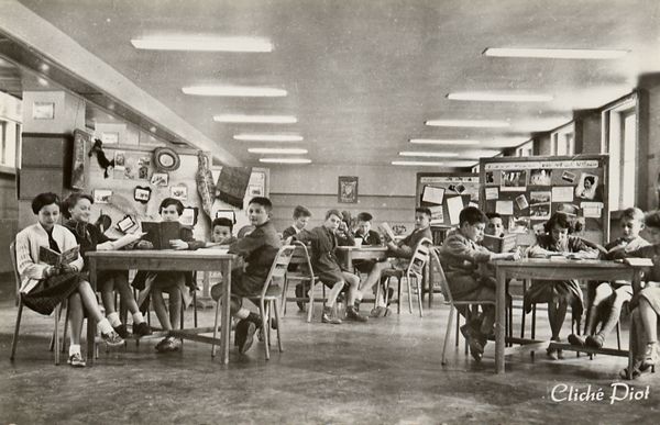 Cartes Postales Pop et Kitsch des années 50, 70 et 70 - Pop and kitsch vintage postcards from the fifties, the sixties and the seventies : Lycée Mixte de Montgeron (S.-et-O.)