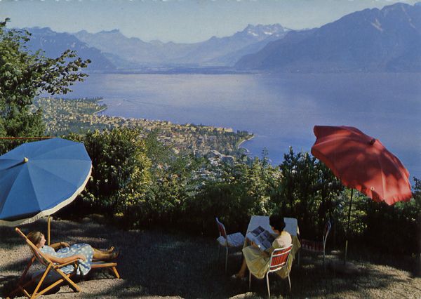 Cartes Postales Pop et Kitsch des années 50, 70 et 70 - Pop and kitsch vintage postcards from the fifties, the sixties and the seventies : Hôtel Mon Repos, Le Mont Pélerin sur Vevey. Alt. 800 m Tel. (021) 51 35 35 La vue depuis la terrasse de l'Hôtel