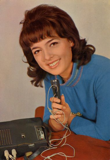 Cartes Postales Pop et Kitsch des années 50, 70 et 70 - Pop and kitsch vintage postcards from the fifties, the sixties and the seventies : Madame à la maison
