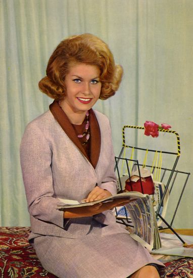 Cartes Postales Pop et Kitsch des années 50, 70 et 70 - Pop and kitsch vintage postcards from the fifties, the sixties and the seventies : Madame à la maison