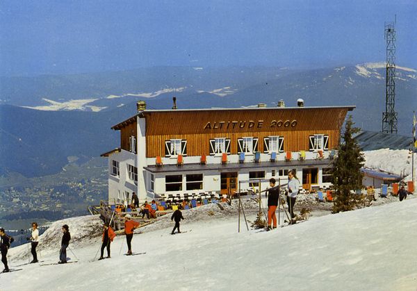 Cartes Postales Pop et Kitsch des années 50, 70 et 70 - Pop and kitsch vintage postcards from the fifties, the sixties and the seventies : Quelques étapes chaleureuses - VILLARD-DE-LANS (38-Isère). Alt. 1050 m. Chalet-Hôtel de la Cote 2000. Tél. 95.13.95.