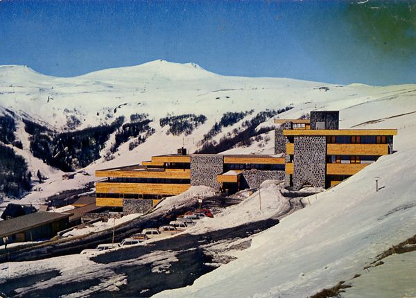 Cartes Postales Pop et Kitsch des années 50, 70 et 70 - Pop and kitsch vintage postcards from the fifties, the sixties and the seventies : Quelques étapes chaleureuses - SPORTS D'HIVER EN AUVERGNE SUPER-BESSE (1360 - 1850 m) Village de Vacances Familles