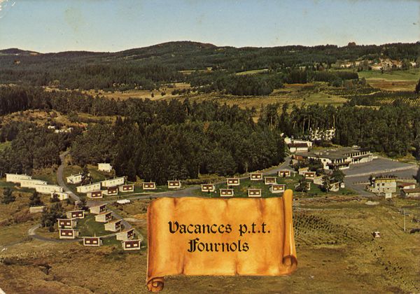 Cartes Postales Pop et Kitsch des années 50, 70 et 70 - Pop and kitsch vintage postcards from the fifties, the sixties and the seventies : Quelques étapes chaleureuses - FOURNOLS-D'AUVERGNE (63-Puy-de-Dôme) Vacances P.T.T. - Alt. 1040 m. Vue générale aérienne.