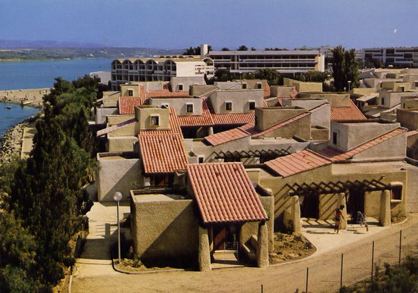 Cartes Postales Pop et Kitsch des années 50, 70 et 70 - Pop and kitsch vintage postcards from the fifties, the sixties and the seventies : Quelques étapes chaleureuses - BALARUC-LES-BAINS (34540-Hérault) Le V.V.F.