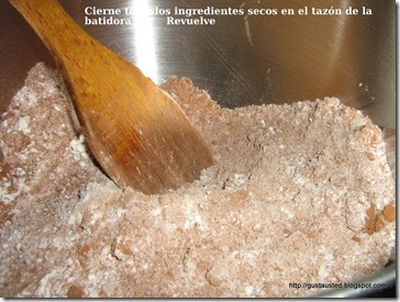 Coloca los ingredientes secos en el tazón de la batidora y revuelve 