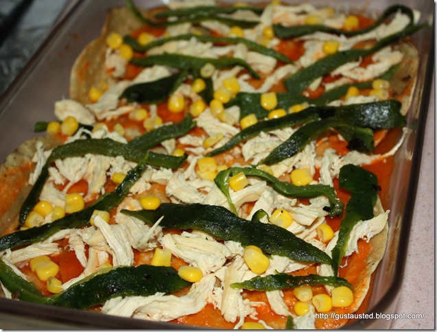Acomoda el pollo, rajas de chile poblano y granos de maíz Acomoda el pollo, rajas de chile poblano y granos de maíz
