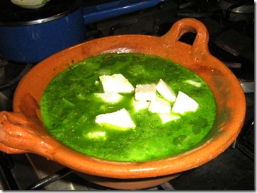 Caldillo verde de queso fresco en cuadritos