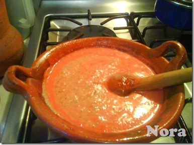 Añade el tomate molido y revuelve Añade el tomate molido y revuelve