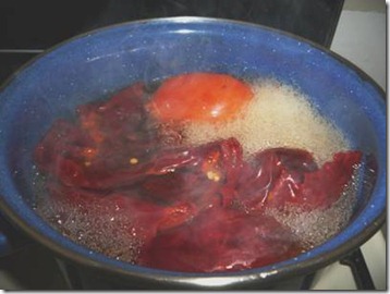 Hierve unos minutos los chiles y el tomate clip_image006