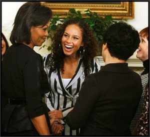 [resized_Michelle_Obama_attended_Alicia_Keys_concert_Batack_Obama__bookstore_Iowa[4].jpg]
