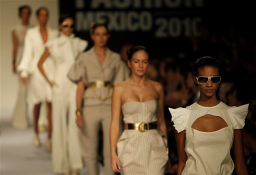 [mexico-fashion-2009-10-22-1-10-53[4].jpg]