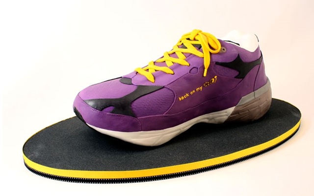 [purplesneakercake5.jpg]