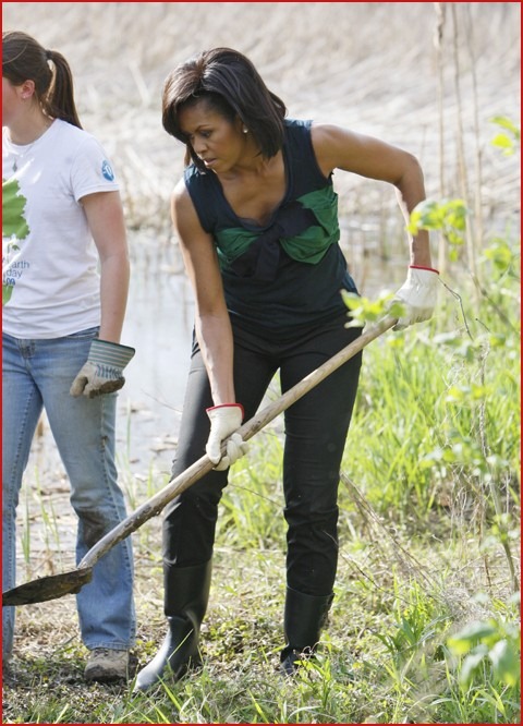 [michelle-obama-planting-a-tree6.jpg]