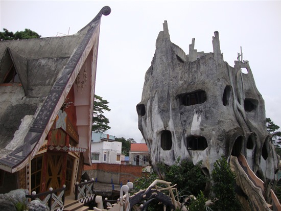 [Crazy-House-Vietnam[2].jpg]
