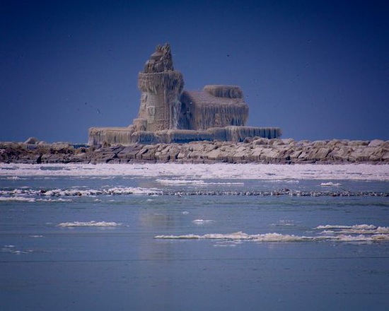 [lighthouse-covered-in-ice-palace-cleveland-lake-erie-dark450[3].jpg]