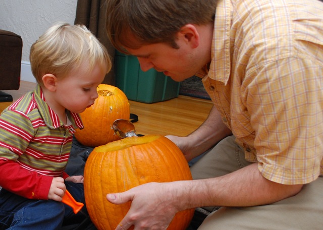 [2009-10-30 Myron Pumpkin Carving 017[3].jpg]