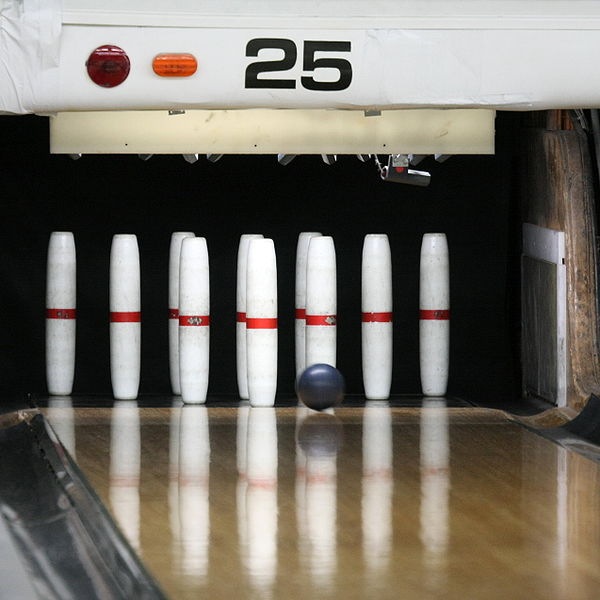 [600px-Candlepin-bowling-usa-lane25-rs[2].jpg]