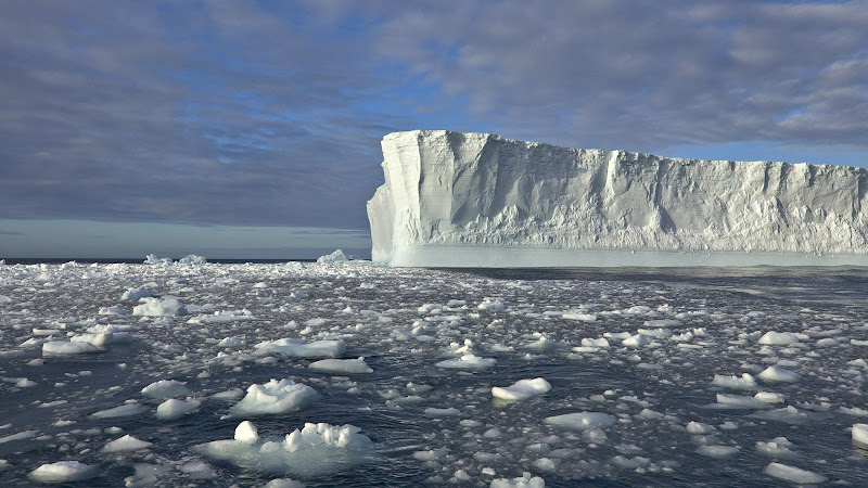 Blue%20Tabular%20Icebergs%2C%20Near%20South%20Georgia%20Island