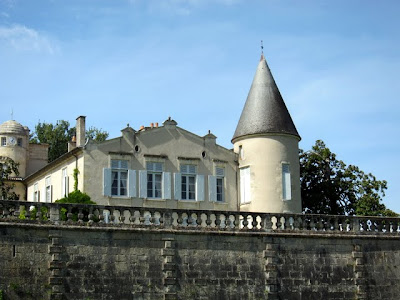 Chateau along the Medoc Marathon route