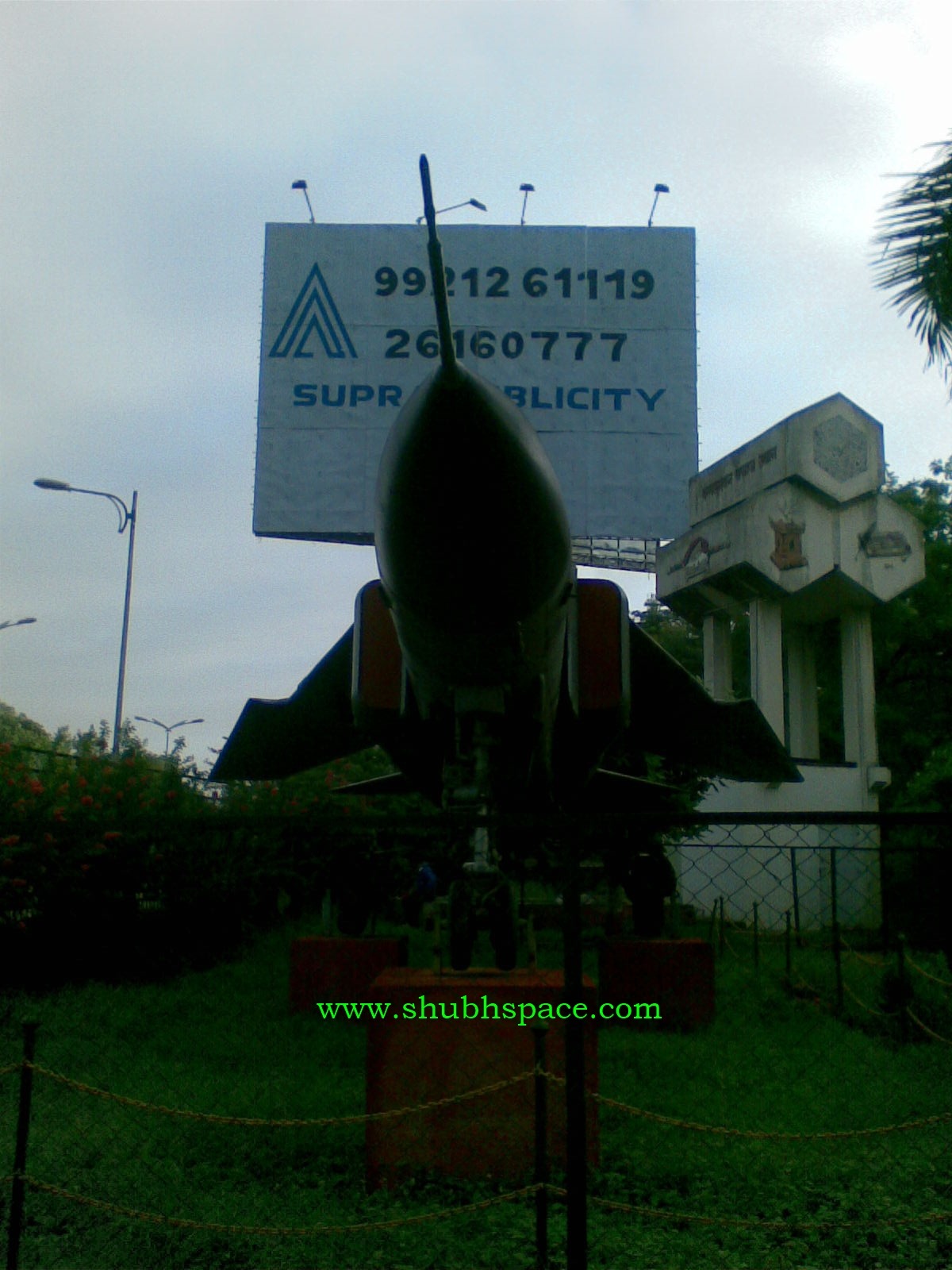 [20100628_Warbird_Mig_23_Pune_01[7].jpg]