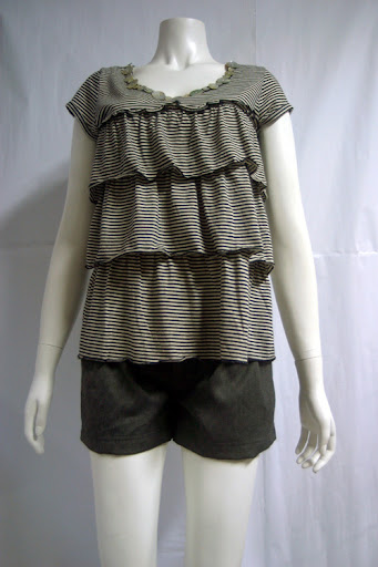 Tiered tee-shirt with mother-of-pearl button trim. MPHK0409-001 S$ 29.90 PTP:15" STH: 24"