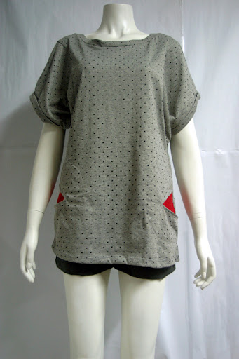 Melange Grey cotton with tiny black hearts, batwing tee with pocket. MPOR0409-004 S$ 33.90 PTP:16" STH: 29"