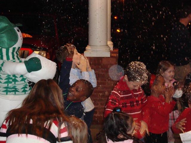 [Children Playing in the Snow4[11].jpg]