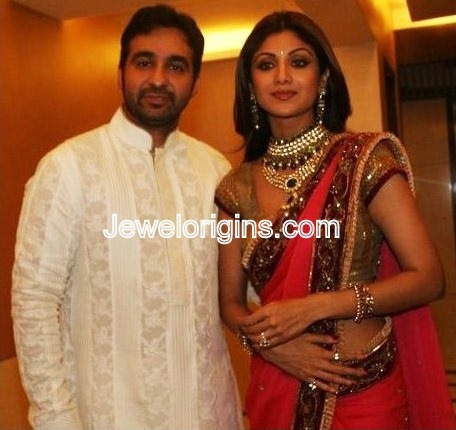 [Shilpa_Shetty_Gold_Jewellery[4].jpg]