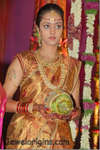 South Indian actress with Heavy bridal gold jewelleryshort and long gold