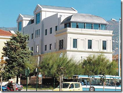 &Eta; &Kappa;&epsilon;&nu;&tau;&rho;&iota;&kappa;ή &Beta;&iota;&beta;&lambda;&iota;&omicron;&theta;ή&kappa;&eta; &sigma;&tau;&epsilon;&gamma;ά&zeta;&epsilon;&tau;&alpha;&iota; &sigma;&epsilon; &pi;&epsilon;&nu;&tau;&alpha;ώ&rho;&omicron;&phi;&omicron; &kappa;&tau;ί&rho;&iota;&omicron;, &sigma;&upsilon;&nu;&omicron;&lambda;&iota;&kappa;&omicron;ύ &epsilon;&mu;&beta;&alpha;&delta;&omicron;ύ 4.500 &tau;.&mu;., &pi;&omicron;&upsilon; &beta;&rho;ί&sigma;&kappa;&epsilon;&tau;&alpha;&iota; &sigma;&tau;&omicron; &kappa;έ&nu;&tau;&rho;&omicron; &tau;&omicron;&upsilon; &Beta;ό&lambda;&omicron;&upsilon; &kappa;&alpha;&iota; &sigma;&tau;&omicron; &omicron;&pi;&omicron;ί&omicron;, &epsilon;&kappa;&tau;ό&sigmaf; &tau;&eta;&sigmaf; &sigma;&upsilon;&lambda;&lambda;&omicron;&gamma;ή&sigmaf;, &upsilon;&pi;ά&rho;&chi;&omicron;&upsilon;&nu; &pi;&epsilon;&rho;&iota;&sigma;&sigma;ό&tau;&epsilon;&rho;&epsilon;&sigmaf; &alpha;&pi;ό 150 &theta;έ&sigma;&epsilon;&iota;&sigmaf; &alpha;&nu;ά&gamma;&nu;&omega;&sigma;&eta;&sigmaf;, &epsilon;&iota;&delta;&iota;&kappa;έ&sigmaf; &alpha;ί&theta;&omicron;&upsilon;&sigma;&epsilon;&sigmaf; &alpha;&tau;&omicron;&mu;&iota;&kappa;ή&sigmaf; &kappa;&alpha;&iota; &omicron;&mu;&alpha;&delta;&iota;&kappa;ή&sigmaf; &mu;&epsilon;&lambda;έ&tau;&eta;&sigmaf;