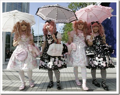 Visual Lolita no Blog YUME Quatro garotas andando em ruas movimentadas no Japão, vestidas de Lolita com sombrinha e tudo. Leia o post para entender o que é isso.