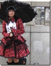 YUME:Uma garota vestida de gothic lolita