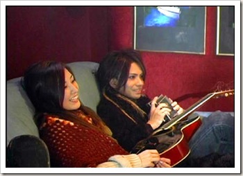 Hyde e Megumi juntos no YUME O casal no mesmo sofa assistindo tv.