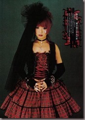 Punk Lolita Usam vestidos com toques de vermelho e preto, roxo e preto em estampas quadriculadas, mas não cores chamativas e sim meio opacas.