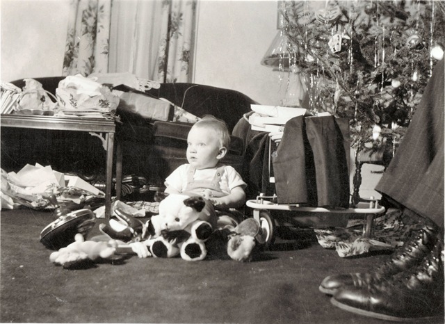 [1949 12 24 Henrik's first Christmas -- his Bedstefar's feet[2].jpg]