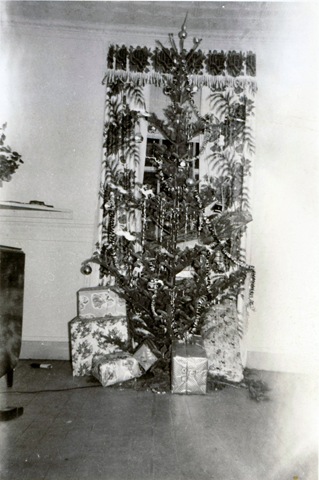 [1951 12 25 Christmas tree at the Petroffs, Fort Hancock, NJ[2].jpg]