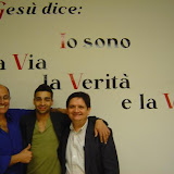 Pastores e jovem mulcumano Abdel (texto ao fundo: "Jesus disse: Eu sou o Caminho a Verdade e a Vida")