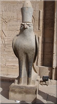  Horus, en su templo de Edfú, con forma de halcón