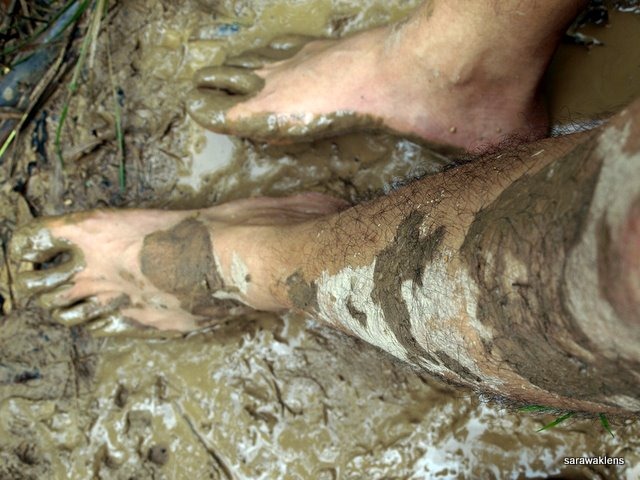 [Trekking_on_muddy_trails_01[5].jpg]
