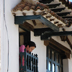 Buscando, oculta tras los visillos Buscando, oculta tras los visillos