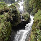 Cascada junto a las termas Cascada junto a las termas