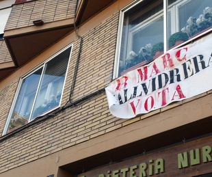 Barcelona. Països. REPORTAGE de VALLVIDRERA. Arrel que hi ha uns veïns que plantegen la desconnecció de Vallvidrera de Barcelona, diferents carrers i places del barri i enquesta a la gent del carrer.