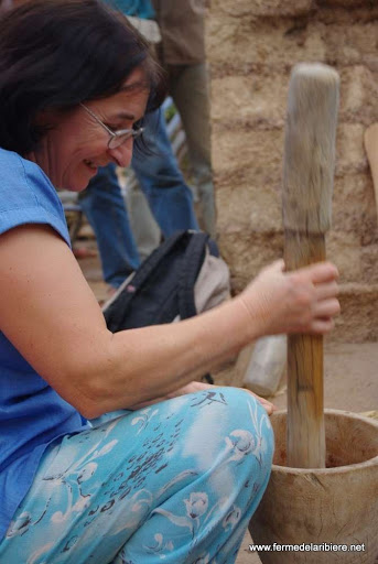 Anne-Marie essaye le pilon pour préparer une sauce pour le tot