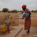Puisage de l'eau sur un forage
