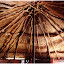 Construction d'un toit de case traditionnelle en paille