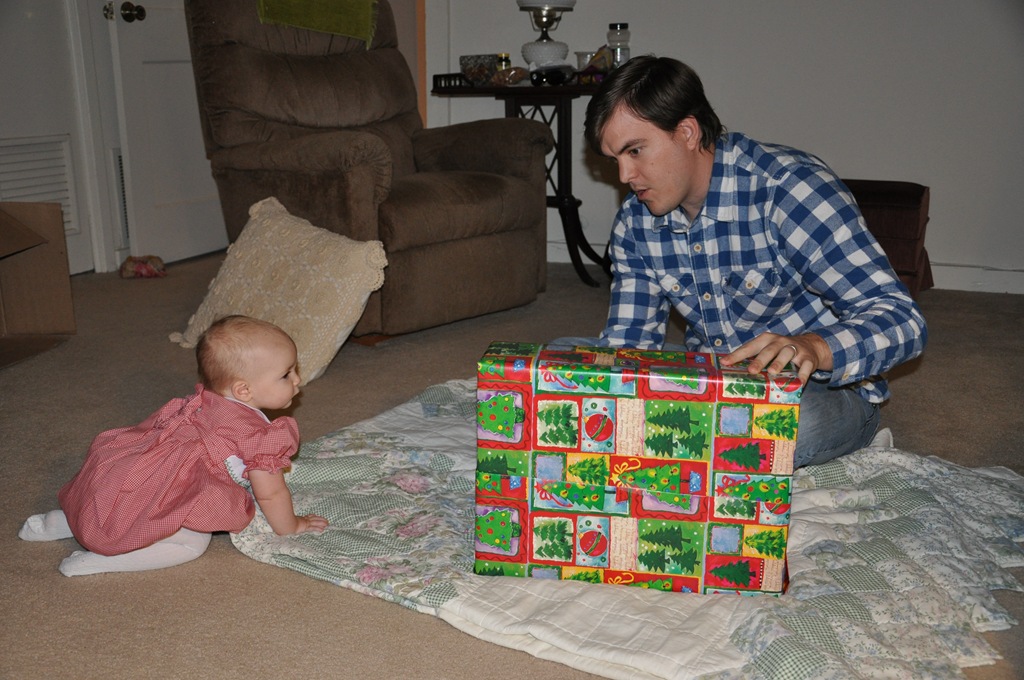 [Isla-and-Daddy-open-presents5.jpg]