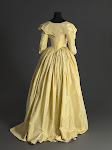 Robe redingote et jupe vers 1780-1785 Taffetas changeant de soie, chaîne jaune, trame blanche ; rubans : taffetas de soie crème © Paris Musée Galliera, musée de la Mode de la Ville de Paris