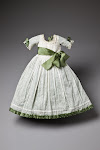 Robe d’enfant, élément du trousseau fait pour le futur enfant d’Edwige Elisabeth Charlotte, belle-sœur du roi Gustave III de Suède 1798 Mousseline de coton brodé, blanc. Taffetas de soie vert Lieu d’exécution de la mousseline brodée : Indes orientales © Livrustkammaren, Stockholm